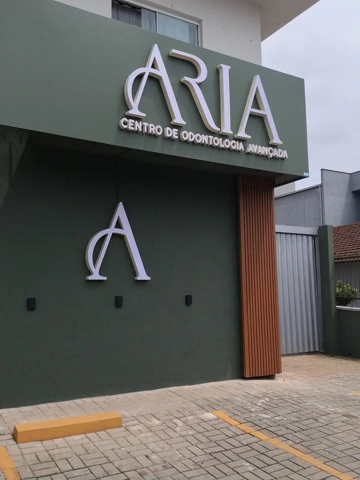 Fachada verde da Aria na Rua Inambu