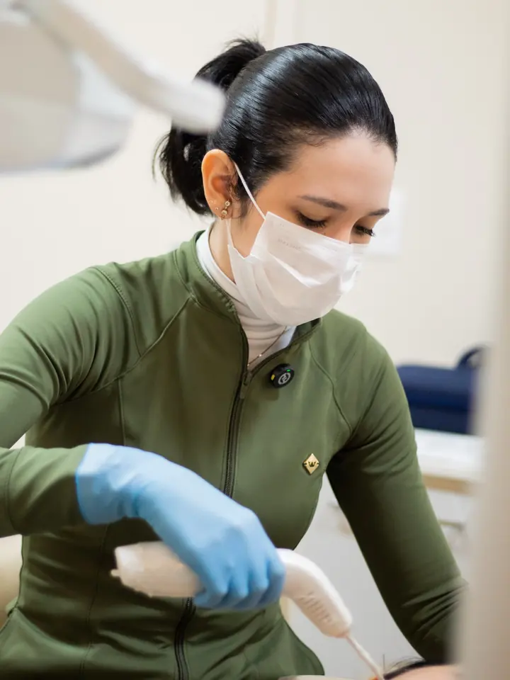 Dentista da Aria fazendo o escaneamento da boca