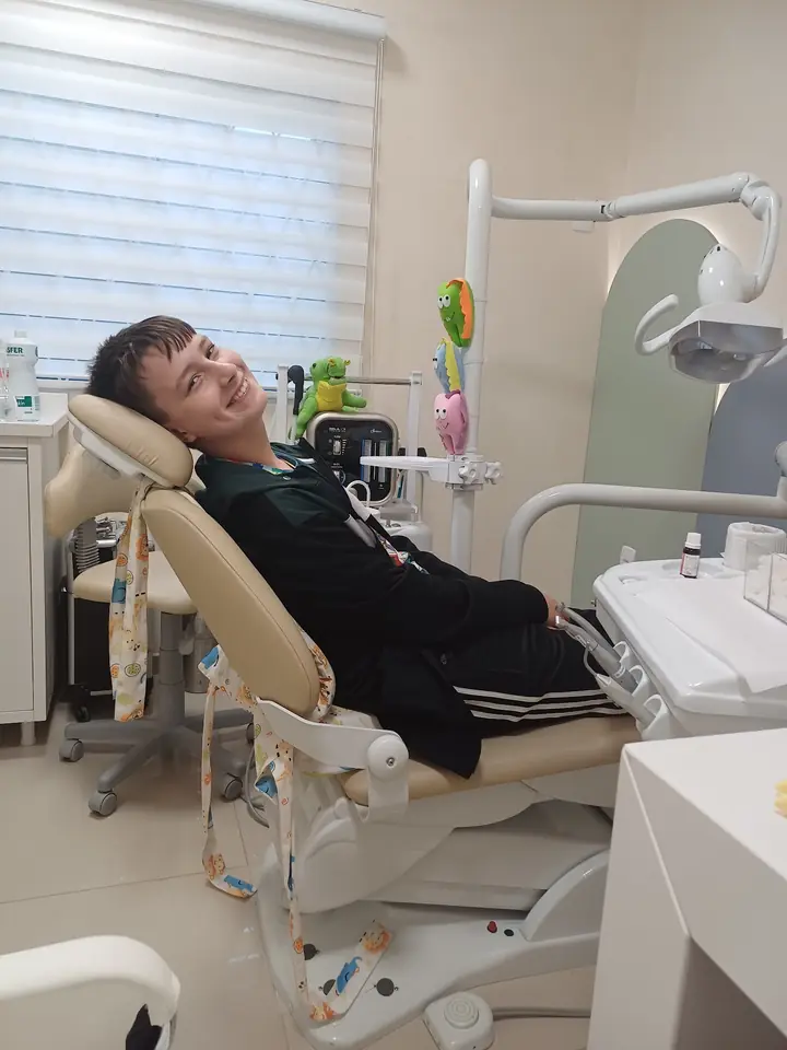 Menino deitado na cadeira do dentista