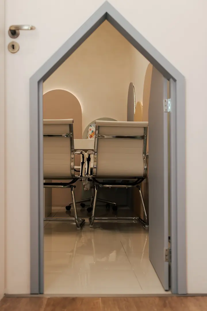 Porta em forma de casinha da sala infantil