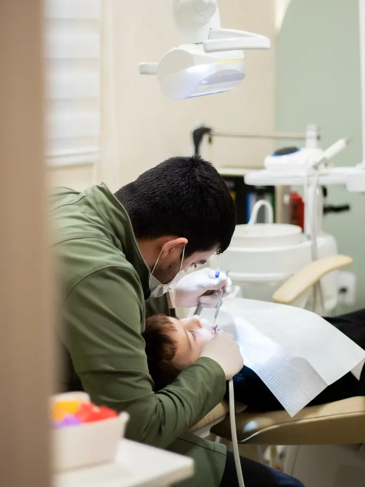 Dentista atendendo uma criança