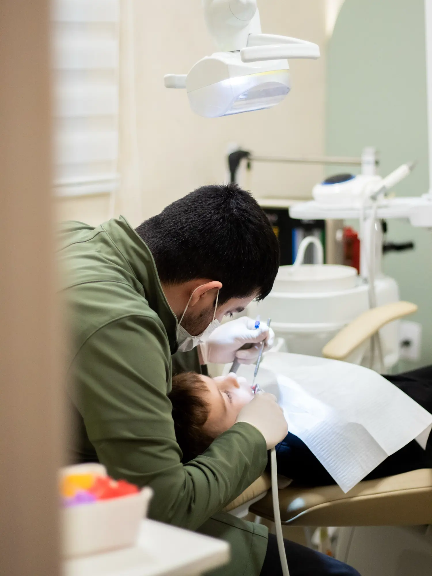 Dentista atendendo uma criança