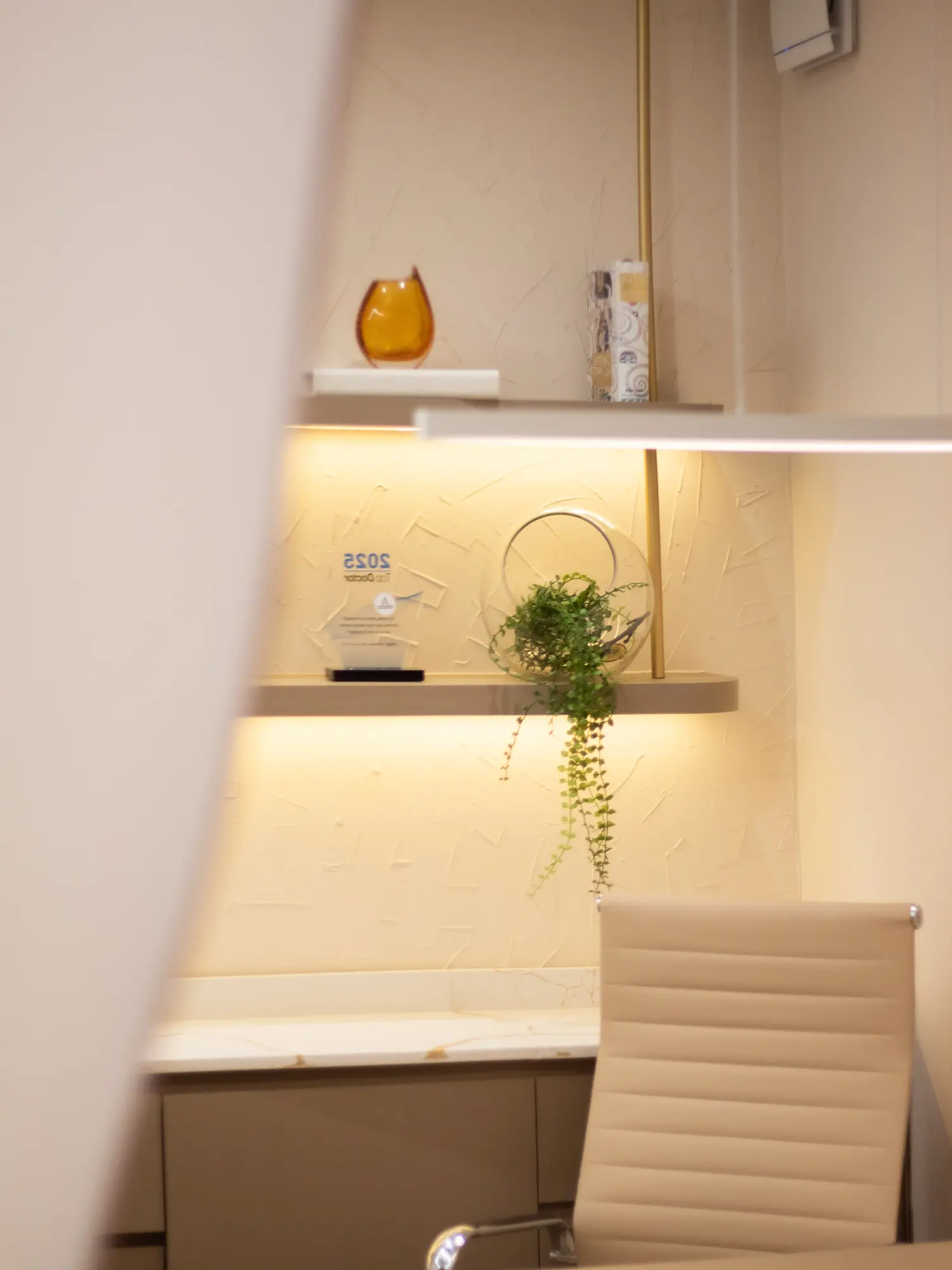 Detalhe da recepção com luz indireta